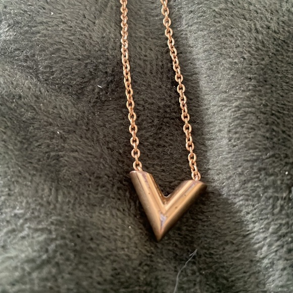 LV Essential V Necklace EUC 💛💛M61083💛💛 - Picture 6 of 13